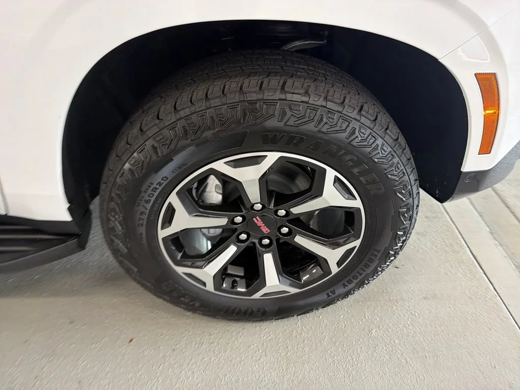 New 2026 Summit White GMC AT4 image 4