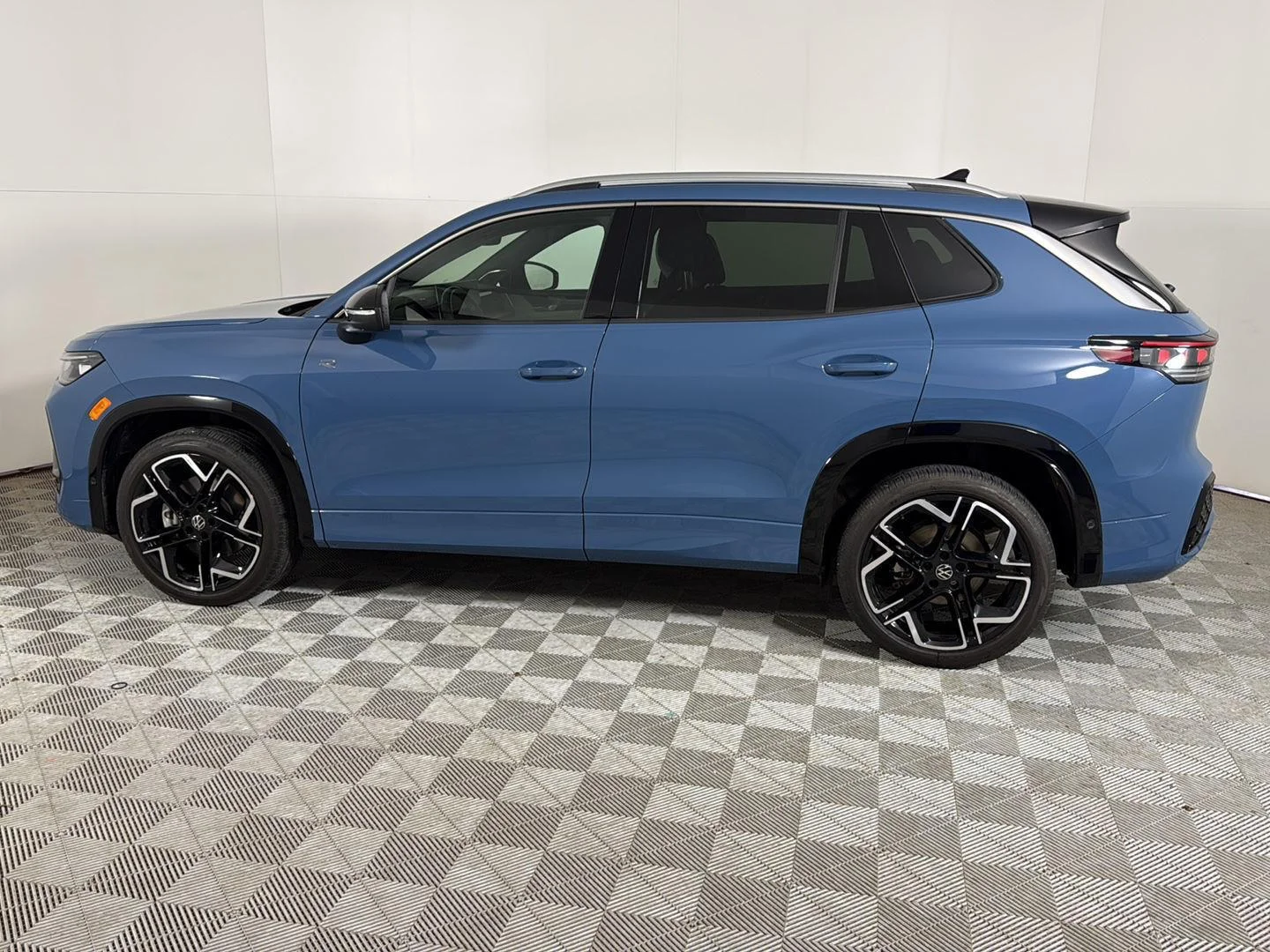 Certified Used 2025 BLUE Volkswagen SEL R-Line image 4