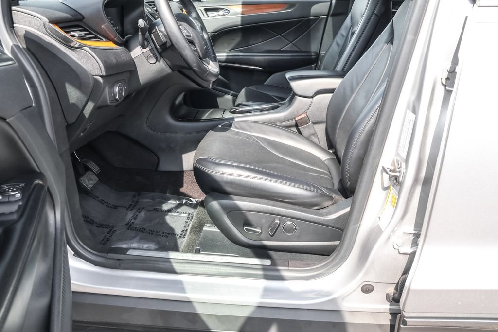 Used 2017 Silver Lincoln Reserve image 19