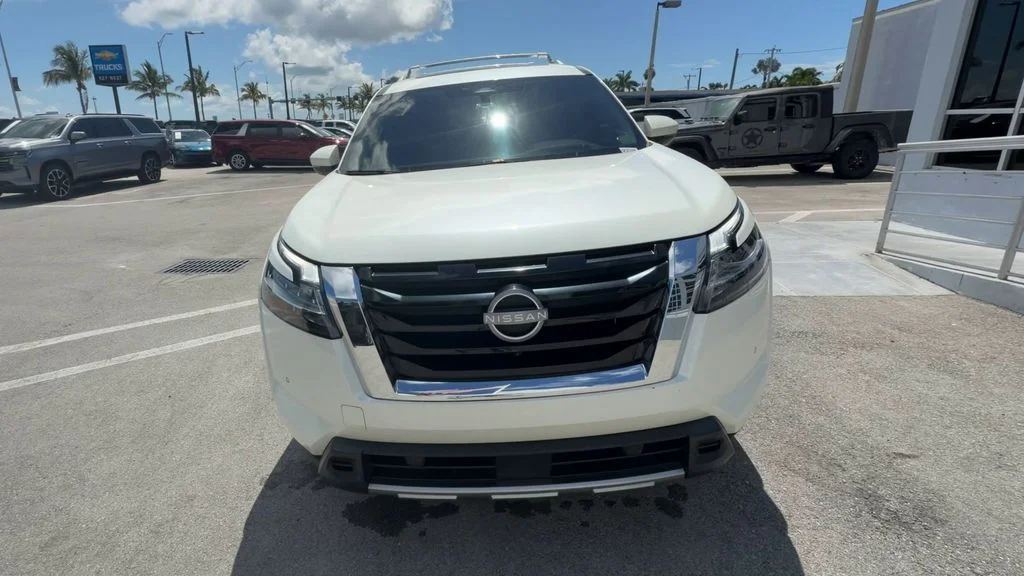 Used 2024 White Nissan Platinum image 3