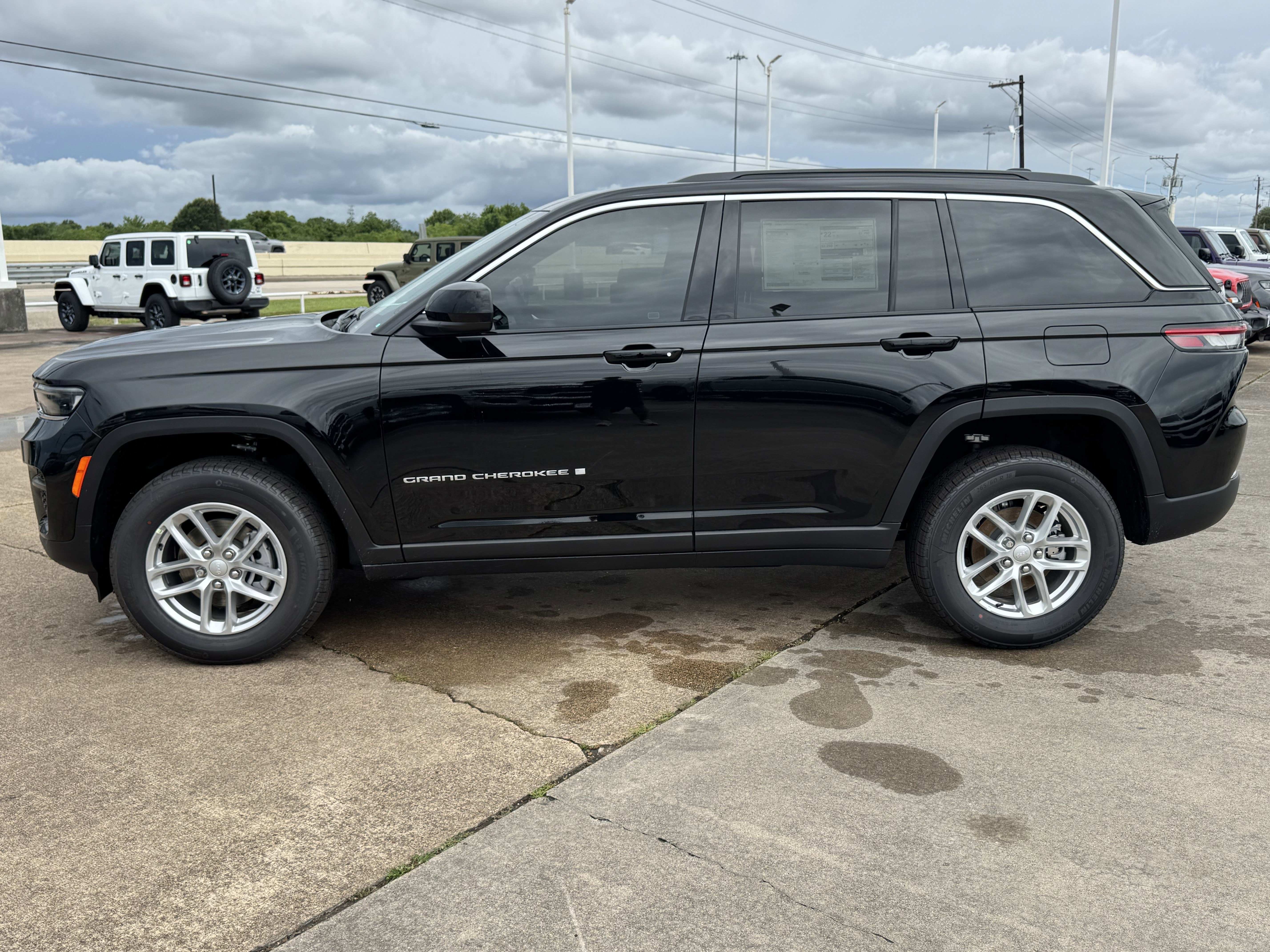 New 2026 Diamond Black Crystal Pearl-Coat Exterior Paint Jeep Laredo X image 6