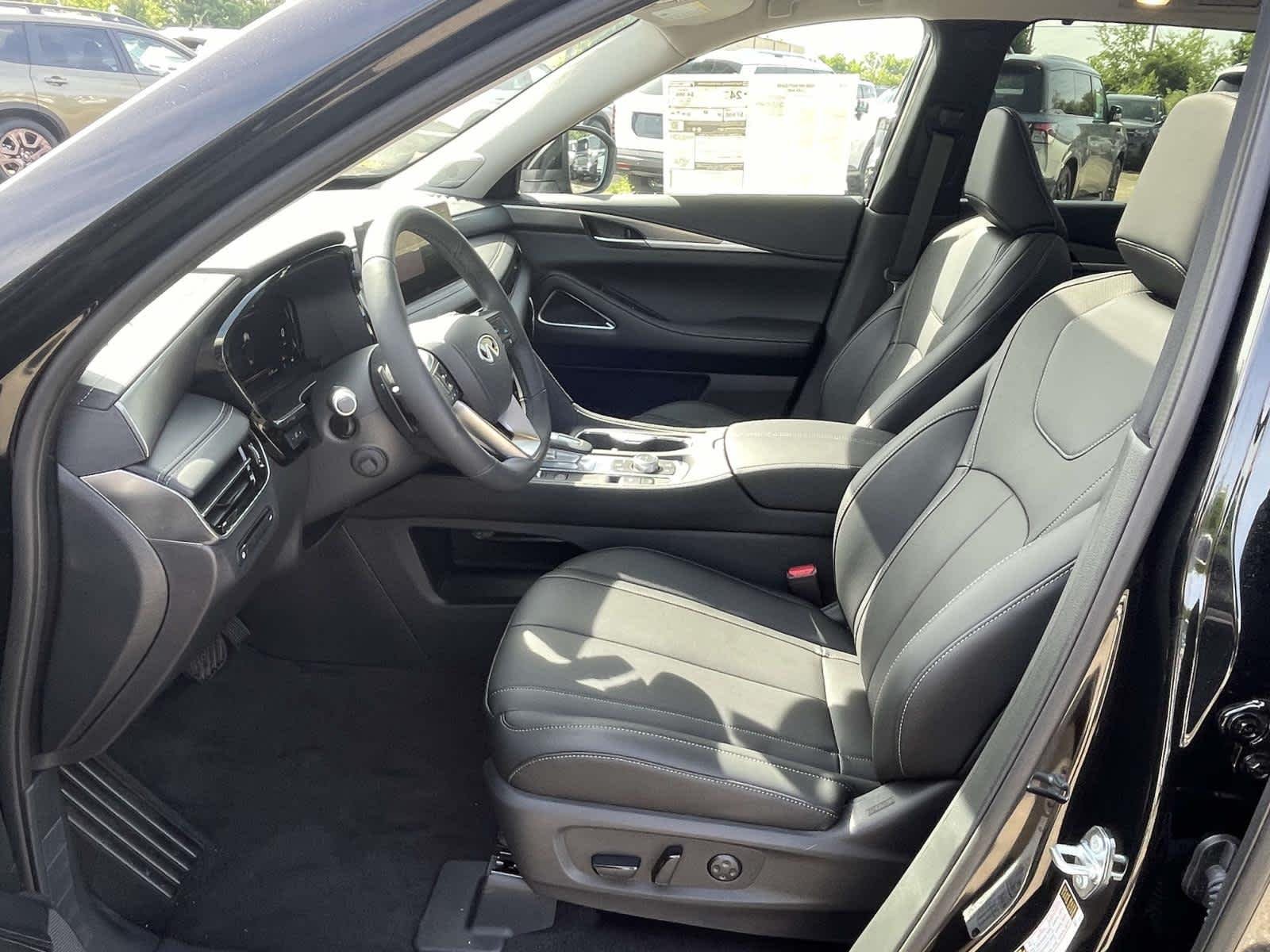 New 2026 Mineral Black INFINITI LUXE image 16