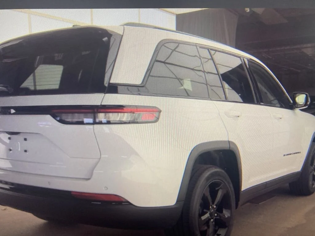 Used 2024 White Jeep Altitude X image 4