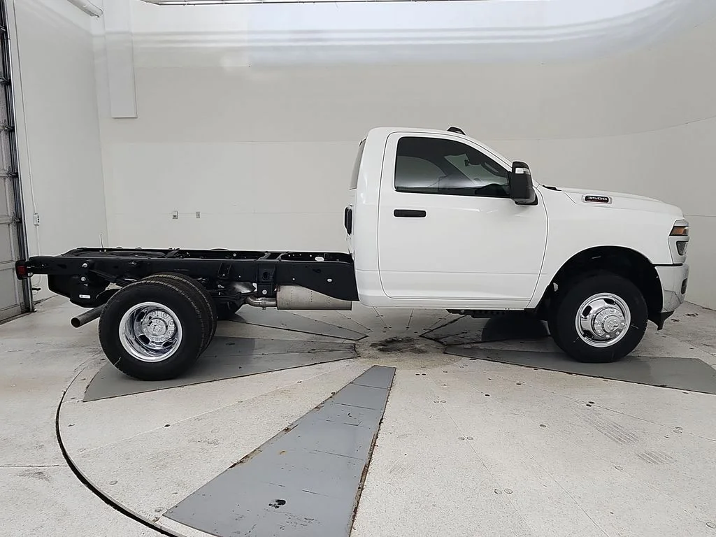 New 2026 Bright White Clearcoat RAM Tradesman image 9