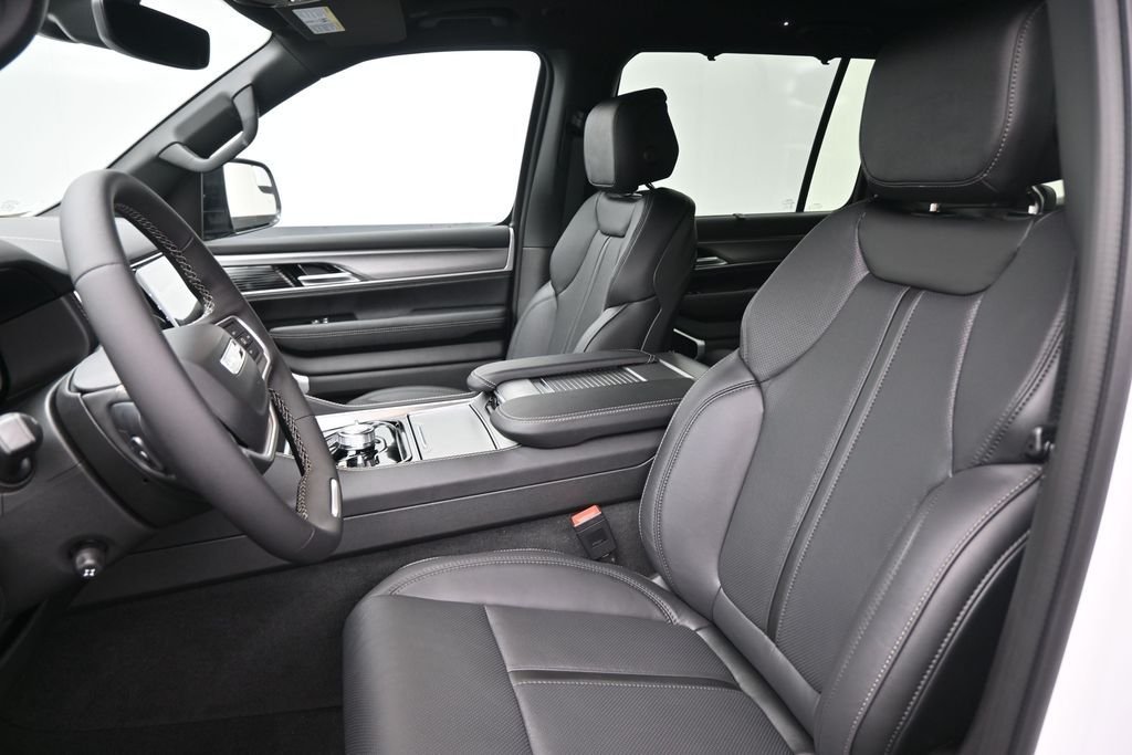 New 2026 Bright White Clear-Coat Exterior Paint Jeep Limited Reserve image 33