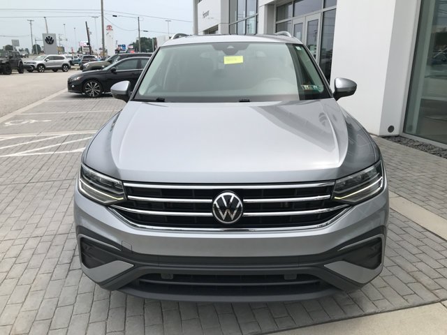 Used 2022 Pyrite Silver Metallic Volkswagen SE image 3
