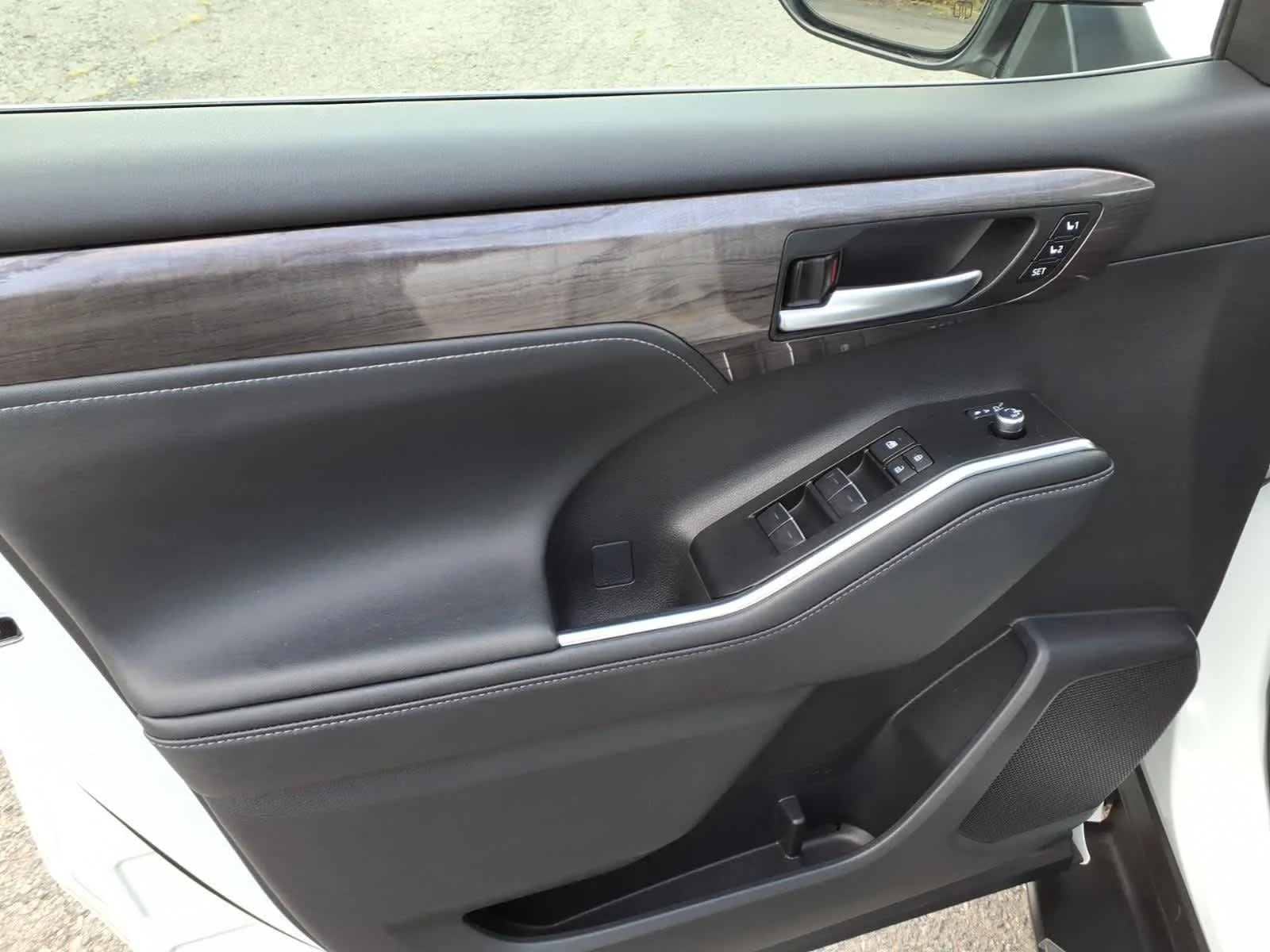 2025 Toyota Highlander Platinum - Photo 16