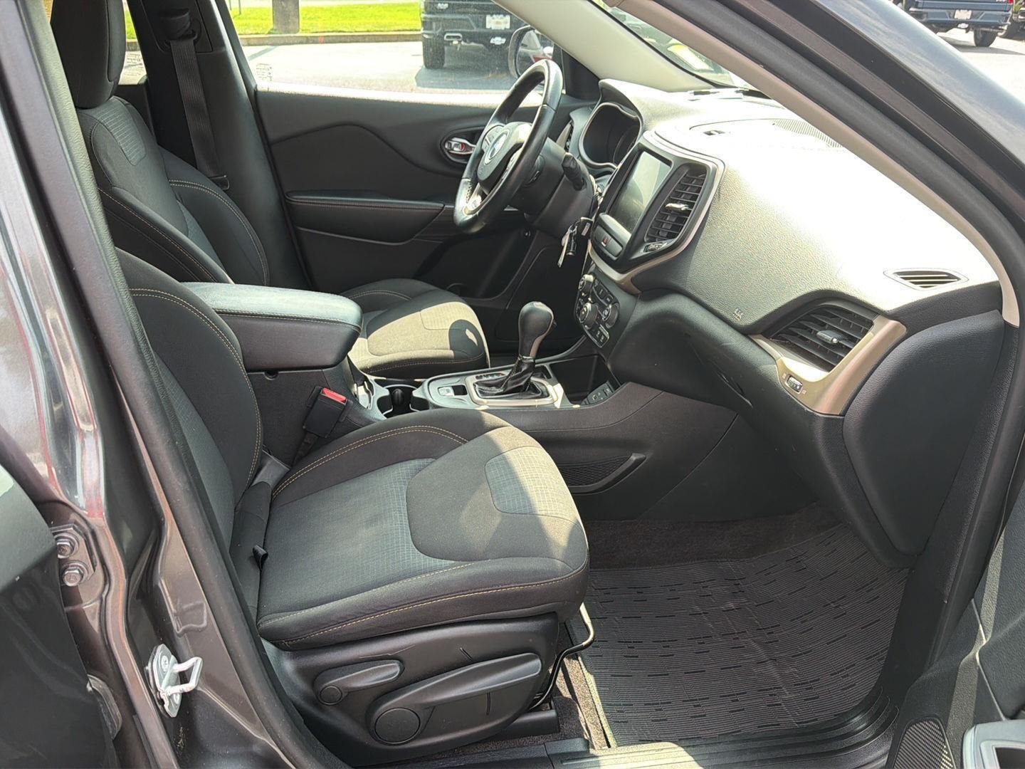 Used 2016 Granite Crystal Metallic Clearcoat Jeep Latitude image 13