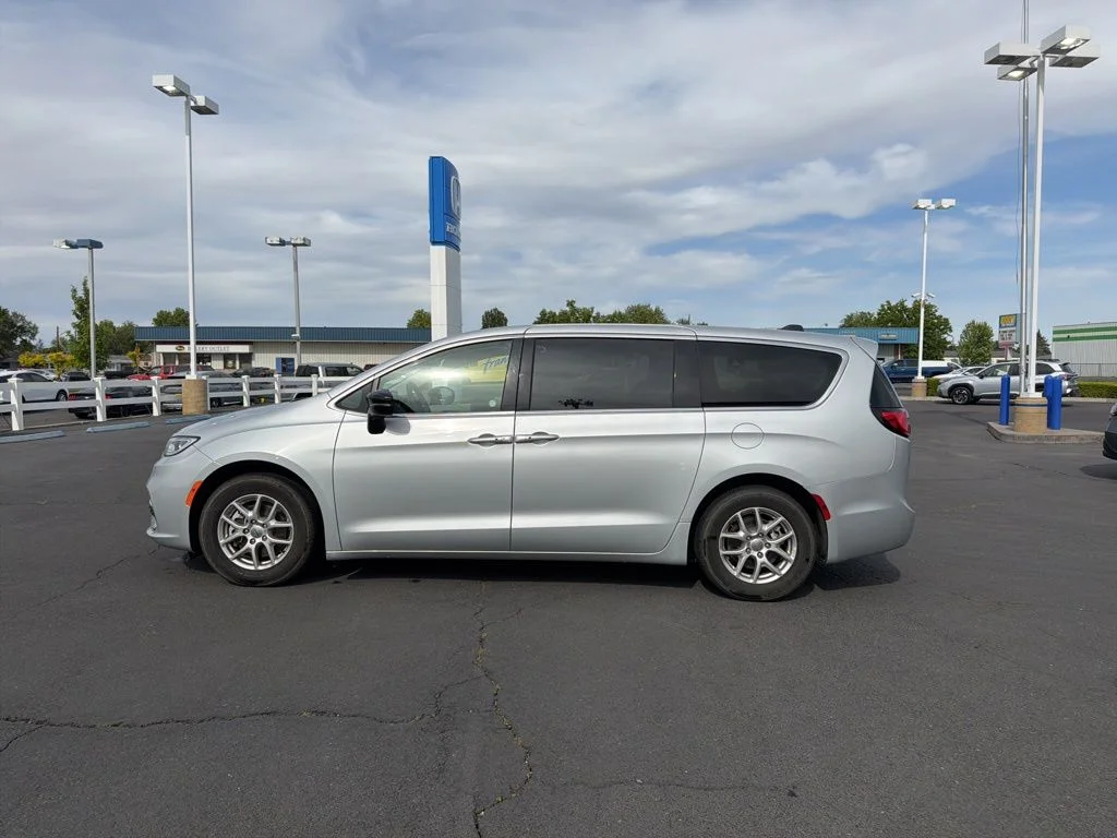 Used 2024 Silver Chrysler Touring L image 18