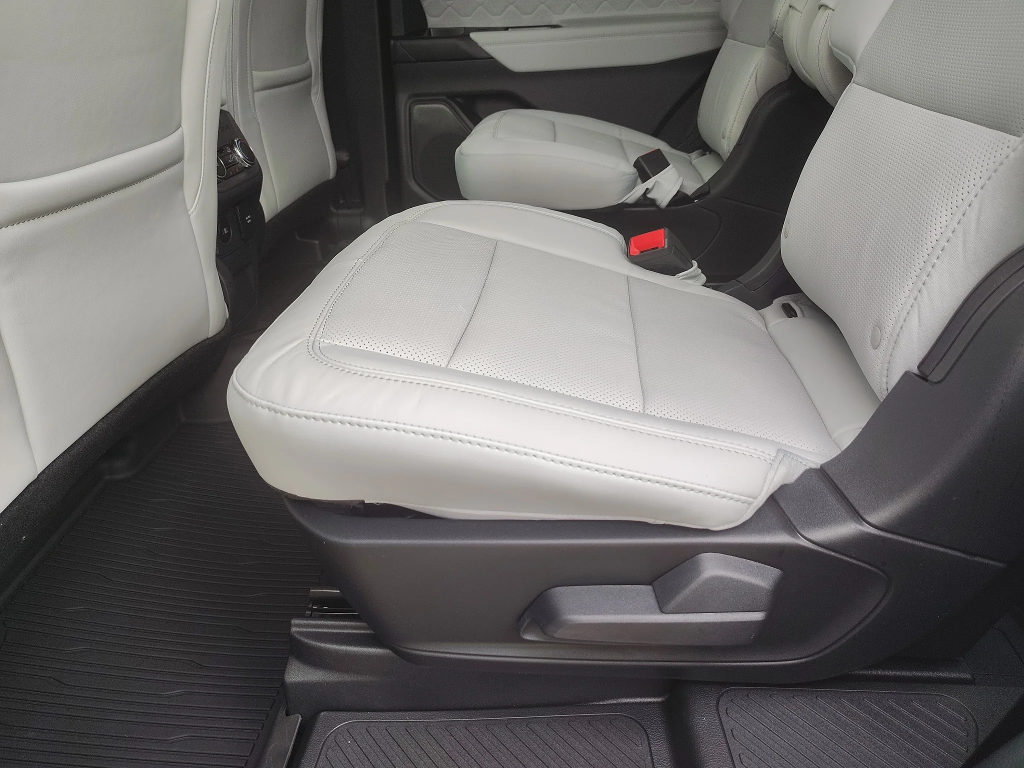 New 2027 Star White Metallic Tri-Coat Ford Platinum™ image 13