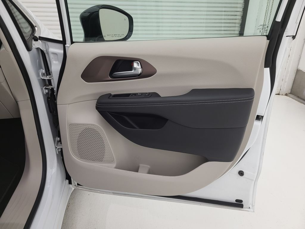 Used 2024 White Chrysler LX image 33