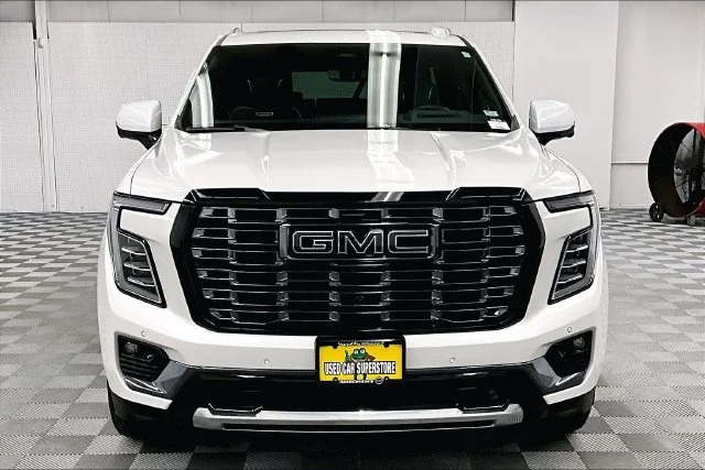 Used 2025 White Frost Tricoat GMC Denali Ultimate image 4
