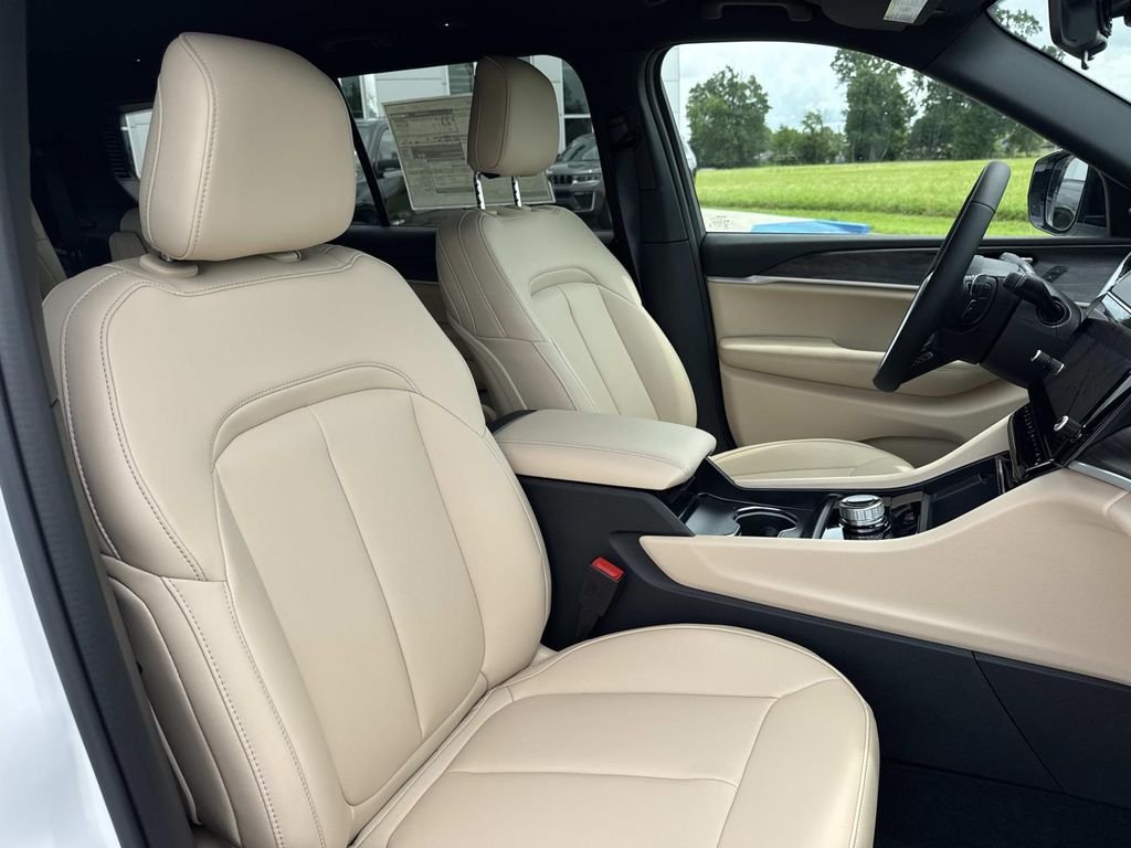 New 2026 Bright White Clear-Coat Exterior Paint Jeep Limited image 23