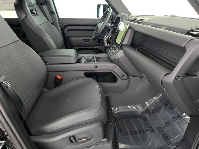 New 2026 Narvik Black Land Rover OCTA image 3