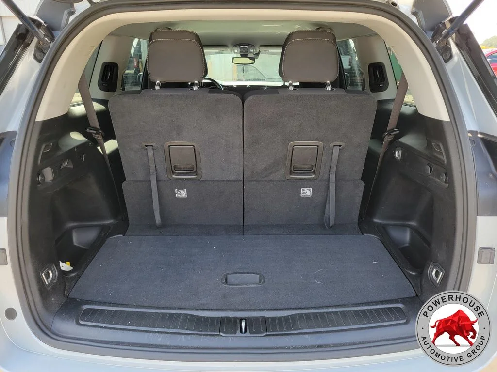 Used 2023 Silver Jeep Laredo image 12
