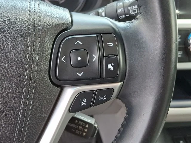 Used 2017 Silver Toyota XLE image 23