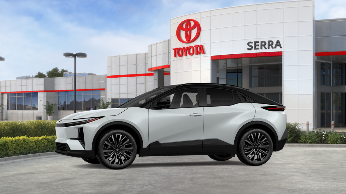 New 2026 Wind Chill Pearl with Midnight Black Metallic roof Toyota XSE image 4