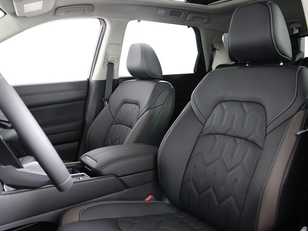 New 2026 Everest White Pearl TriCoat / Super Black Two-tone Nissan Platinum image 10