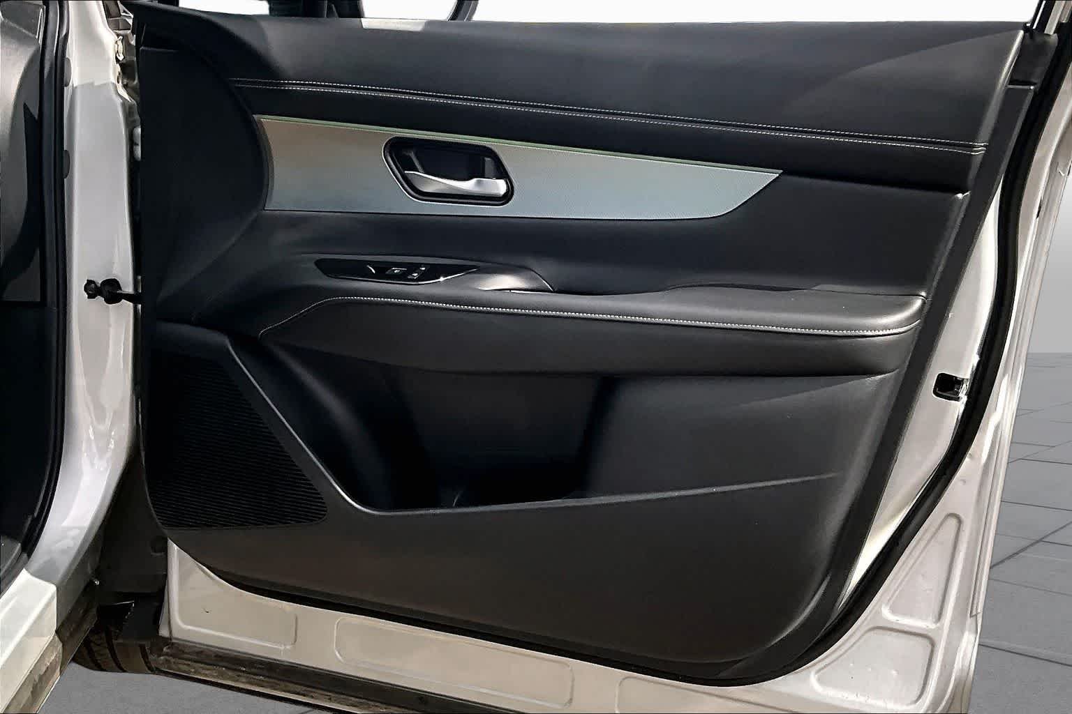 Used 2025 Brilliant Silver Metallic Nissan SL image 23