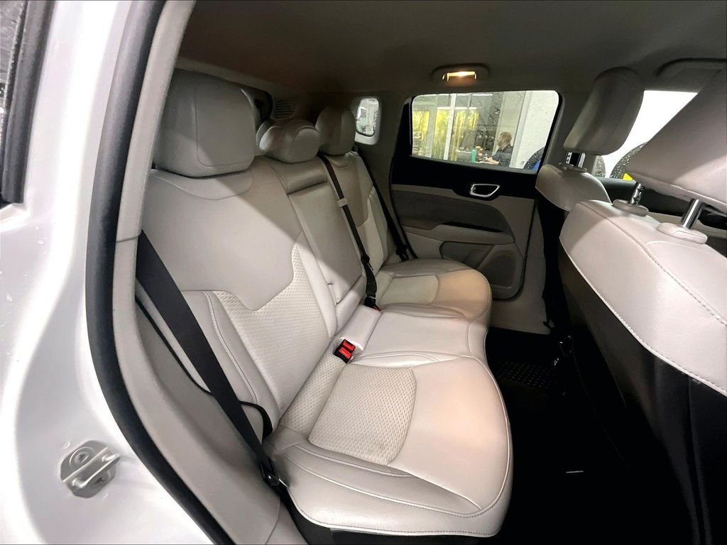 Used 2022 White Jeep Latitude image 16