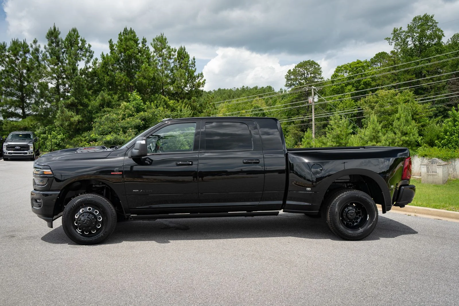 New 2026 Diamond Black Crystal Pearl-Coat Exterior Paint RAM Laramie image 13
