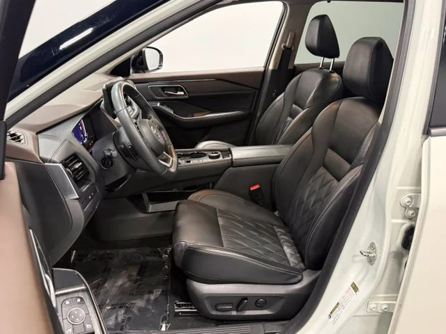 Used 2021 White Nissan Platinum image 9