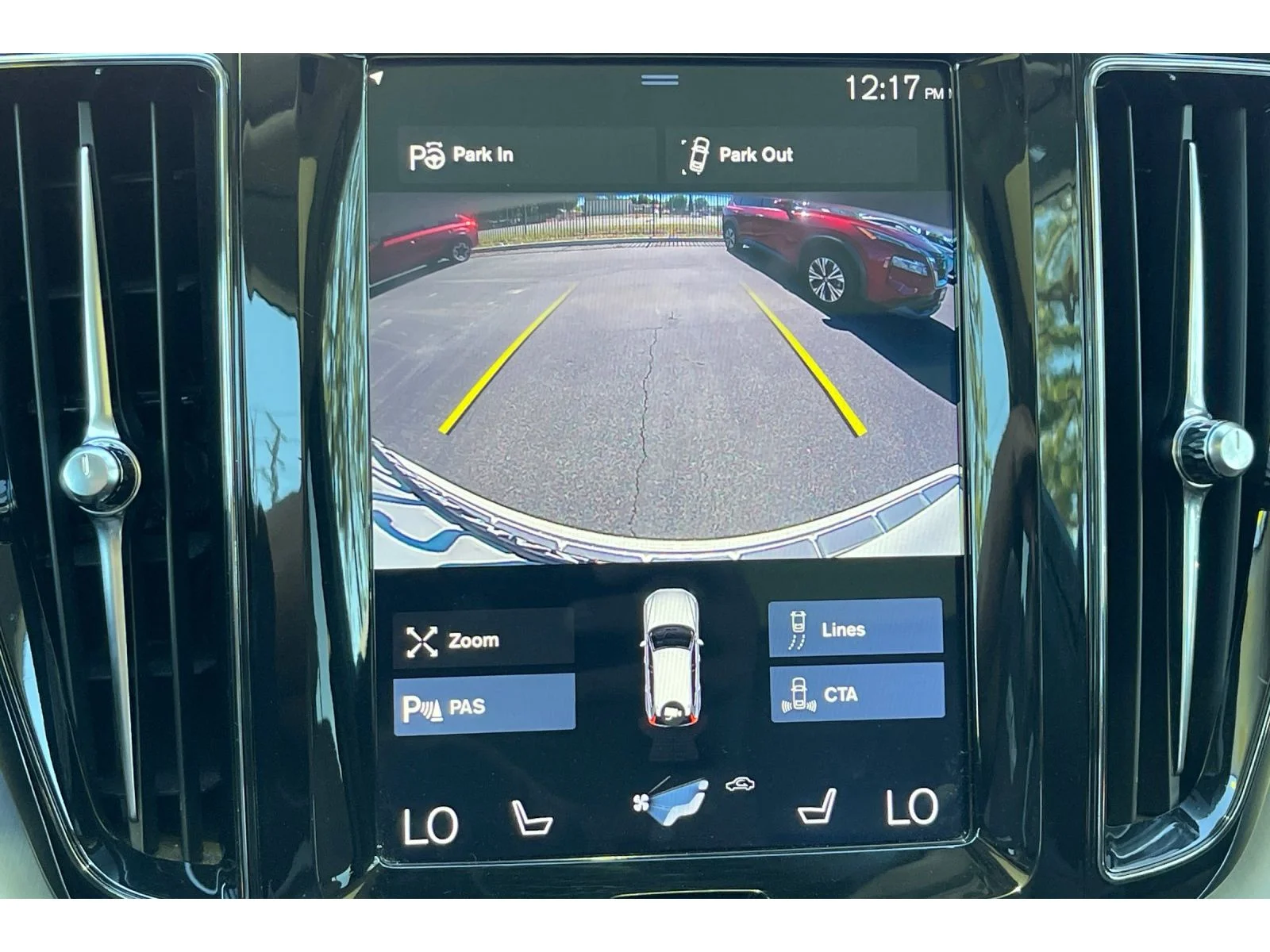 Used 2018 Ice White Volvo Momentum image 28