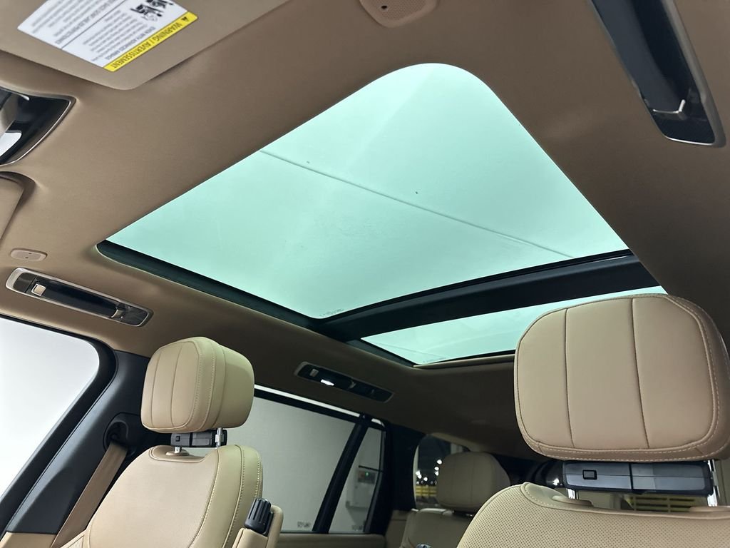 Used 2024  Land Rover SE image 16