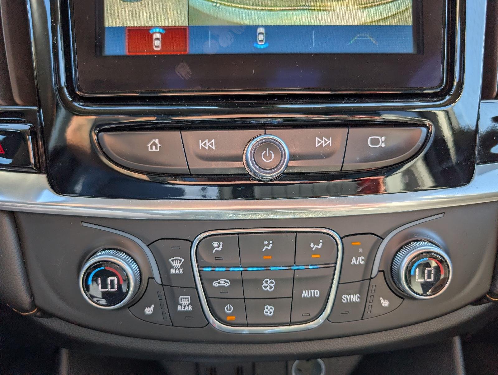 Used 2018 Silver Ice Metallic Chevrolet LT Leather image 18