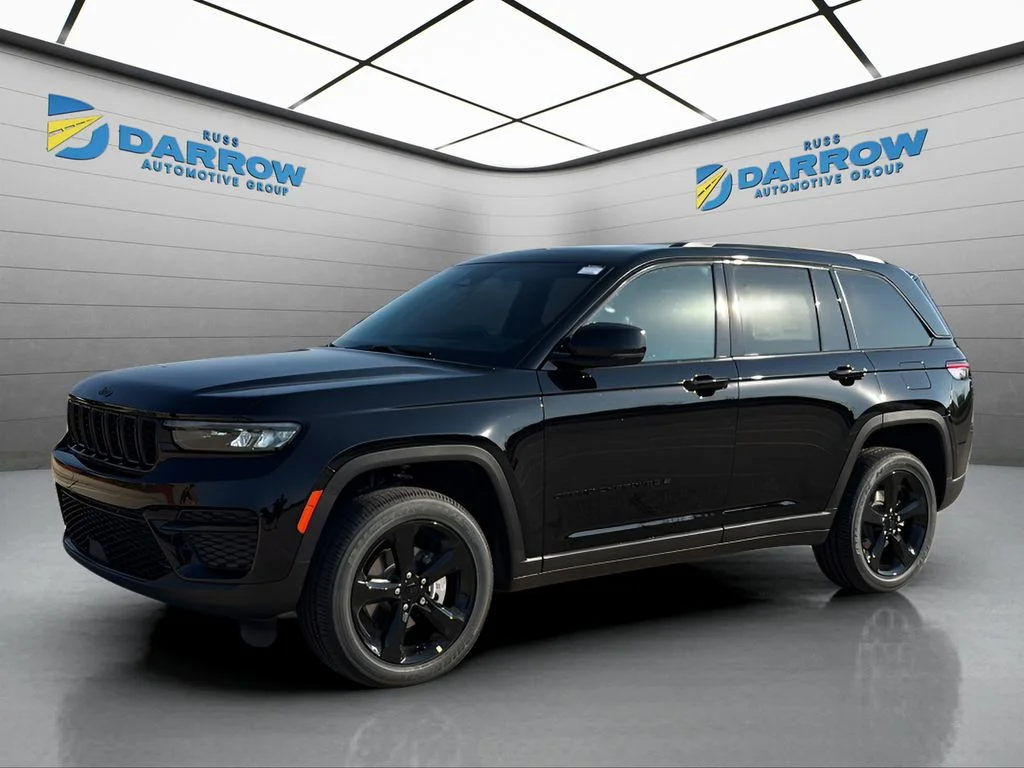 New 2025 Diamond Black Crystal Pearl-Coat Exterior Paint Jeep Altitude X image 1