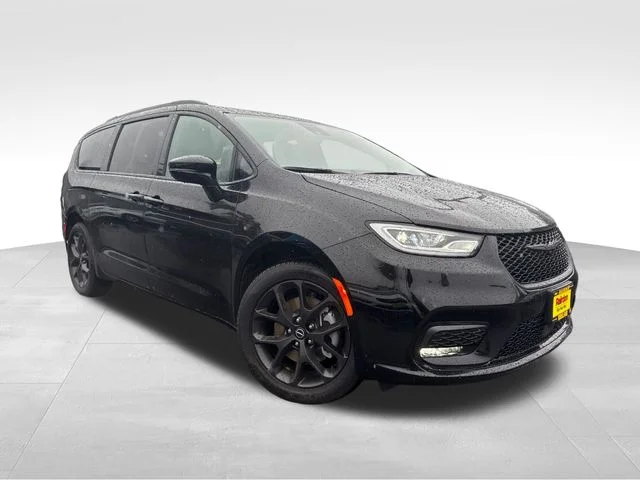 2026 Chrysler Pacifica Limited AWD's photo