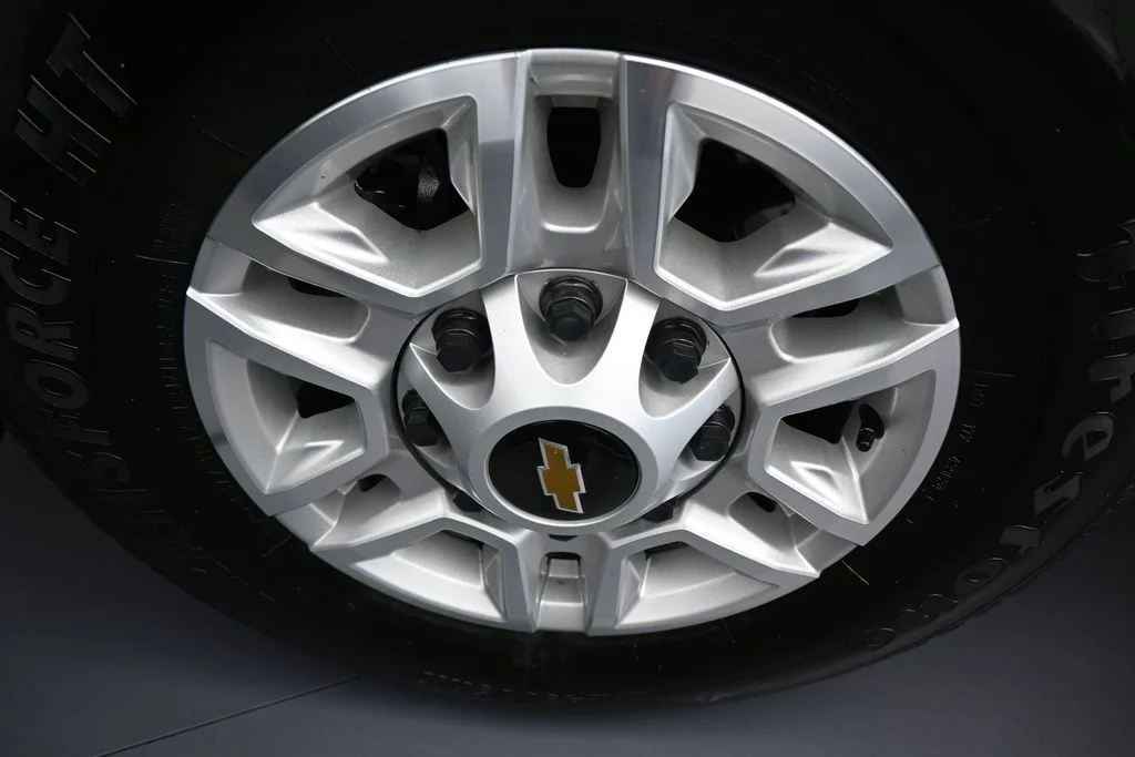 Used 2025 Summit White Chevrolet LT image 44