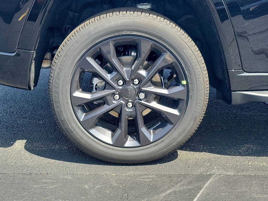 New 2026 Diamond Black Crystal Pearl-Coat Exterior Paint Jeep Limited Reserve image 5