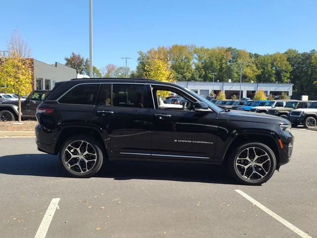 New 2025 Diamond Black Crystal Pearl-Coat Exterior Paint Jeep Summit Reserve image 19