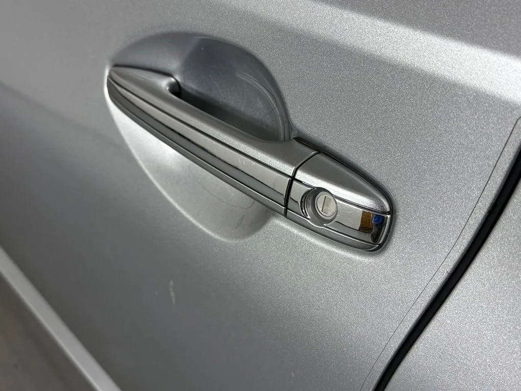 Used 2018 Silver Toyota XLE image 12