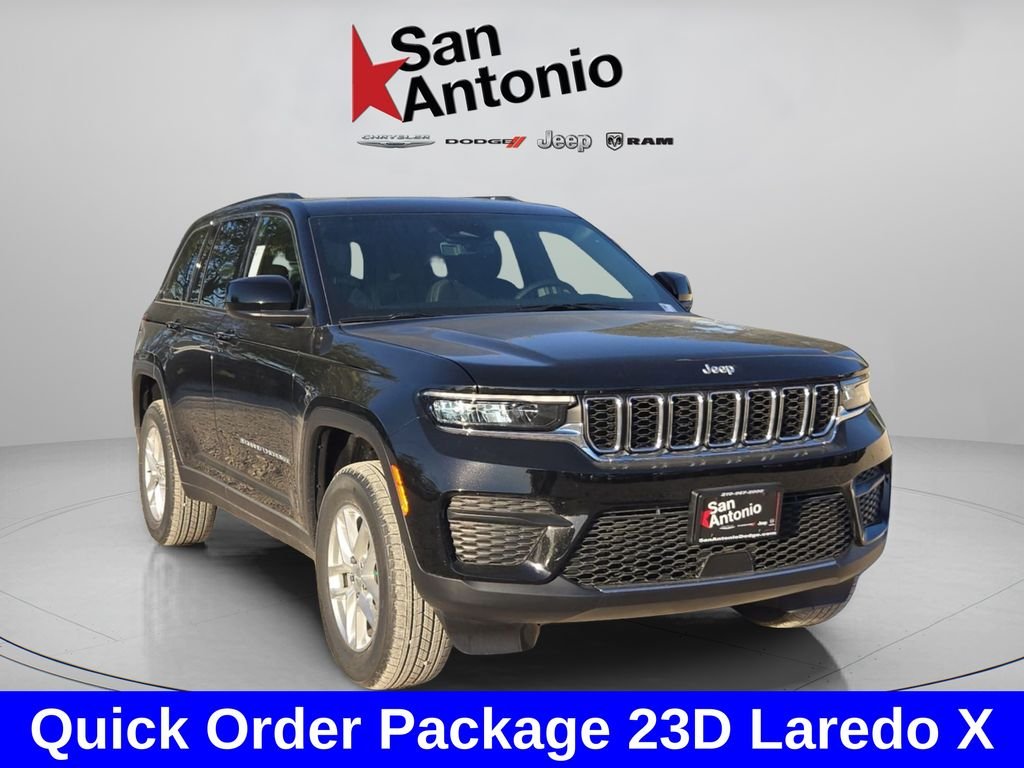 New 2025 Diamond Black Crystal Pearl-Coat Exterior Paint Jeep Laredo X image 2