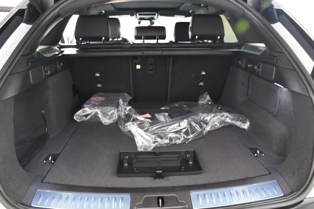 New 2026 Fuji White Land Rover Dynamic SE image 24