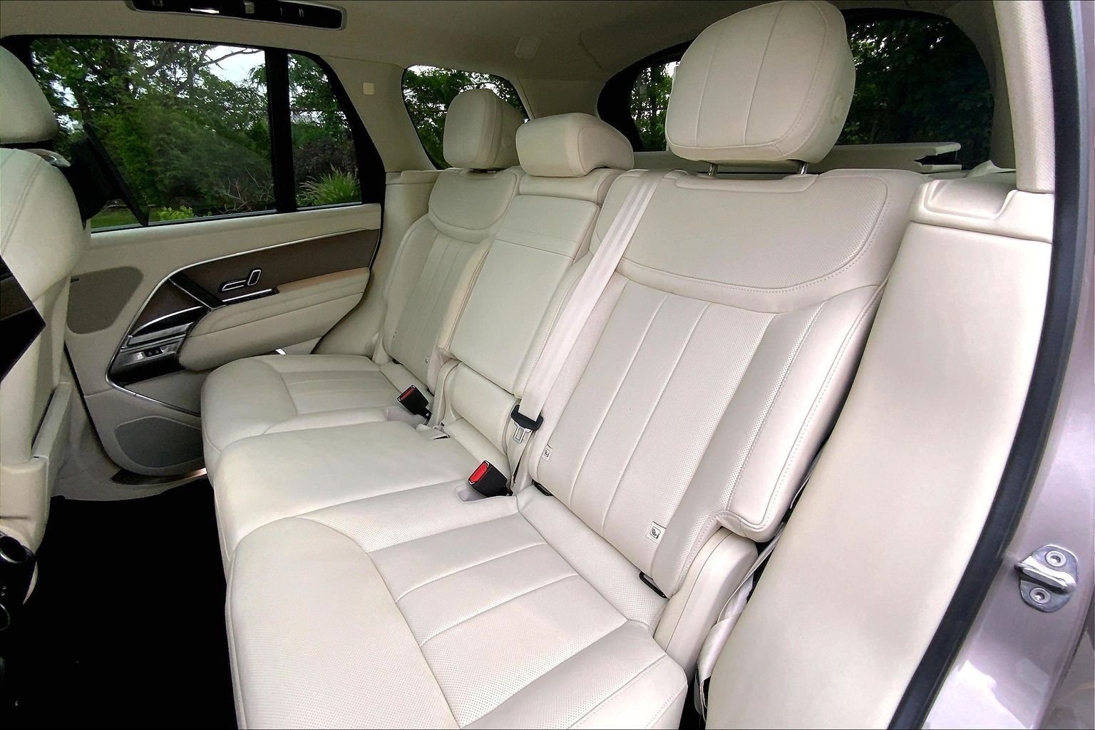 Used 2023 Batumi Gold Premium Metallic Land Rover SE image 20