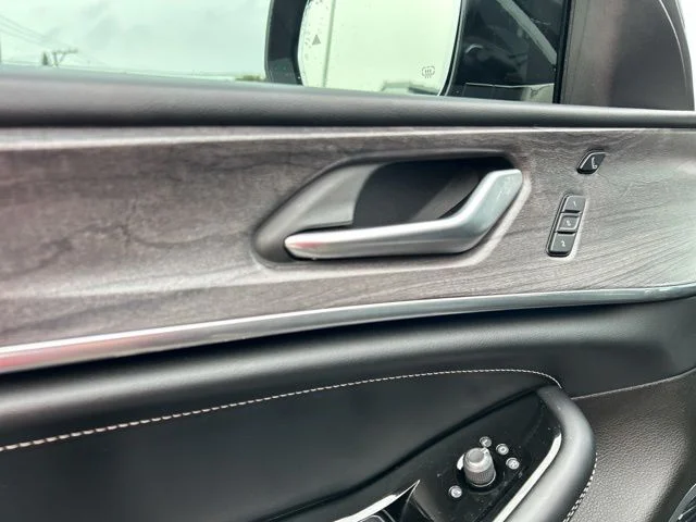 Used 2022 Gray Metallic Jeep Overland image 33