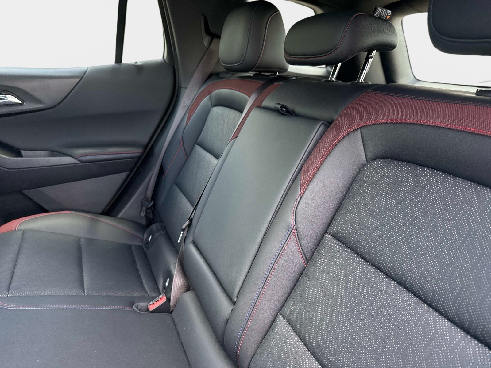 Used 2025 Iridescent Pearl Tricoat Chevrolet FWD RS image 12