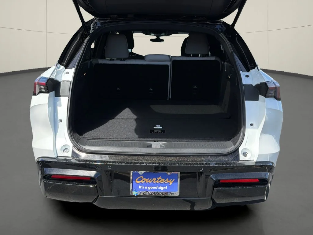 New 2027 2T RAD WHT INFINITI Sport AWD image 10