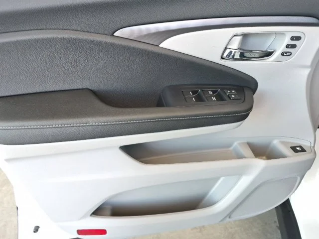 New 2026 Platinum White Pearl Honda RTL image 17