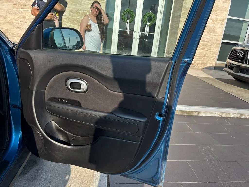 Used 2016 Blue Kia Plus image 4