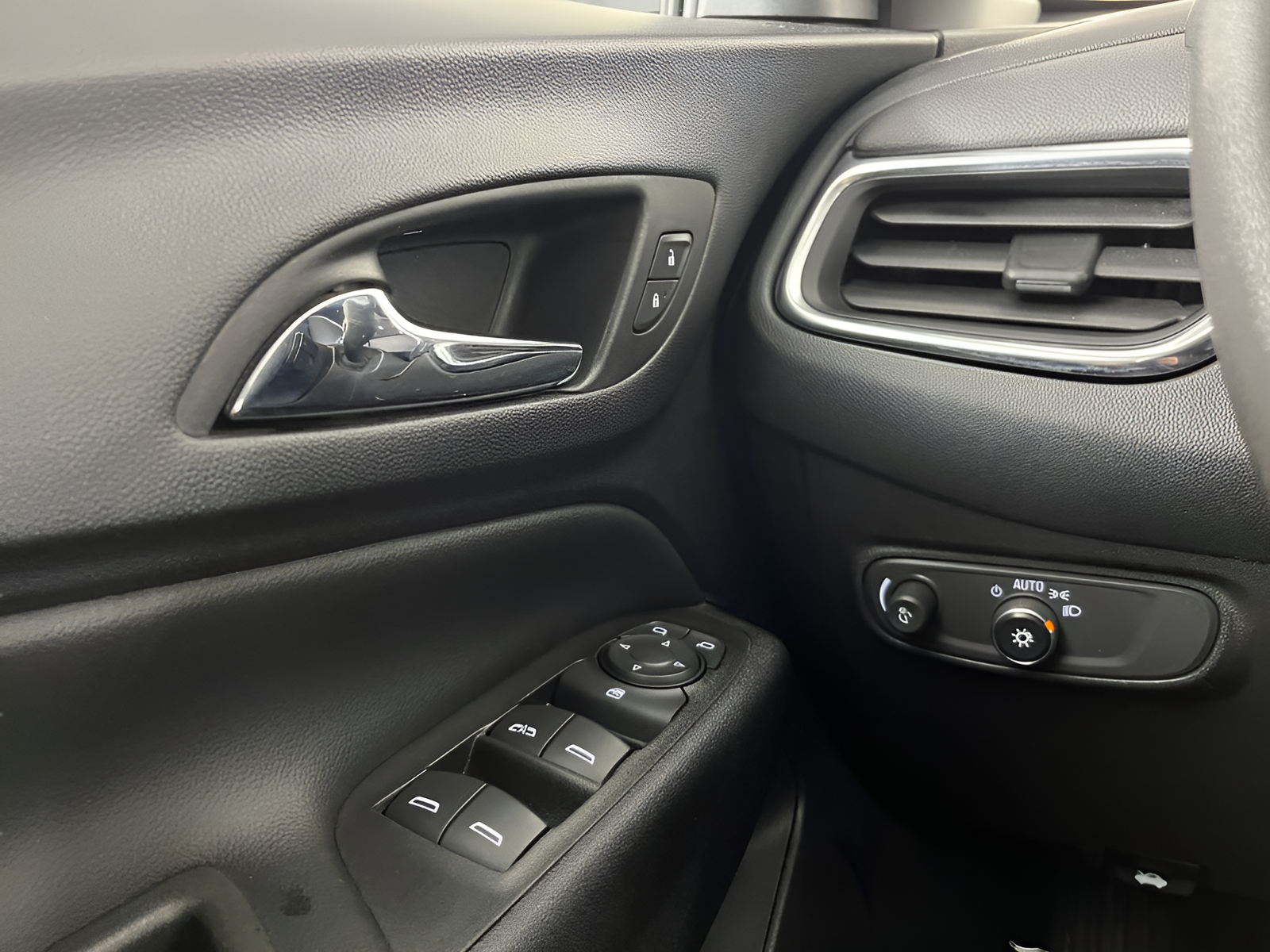 Used 2021 Silver Ice Metallic Chevrolet LT image 23