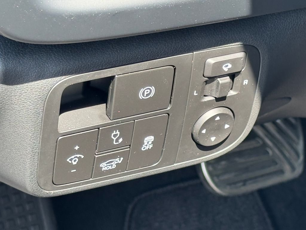 Used 2023 Green Hyundai Limited image 21
