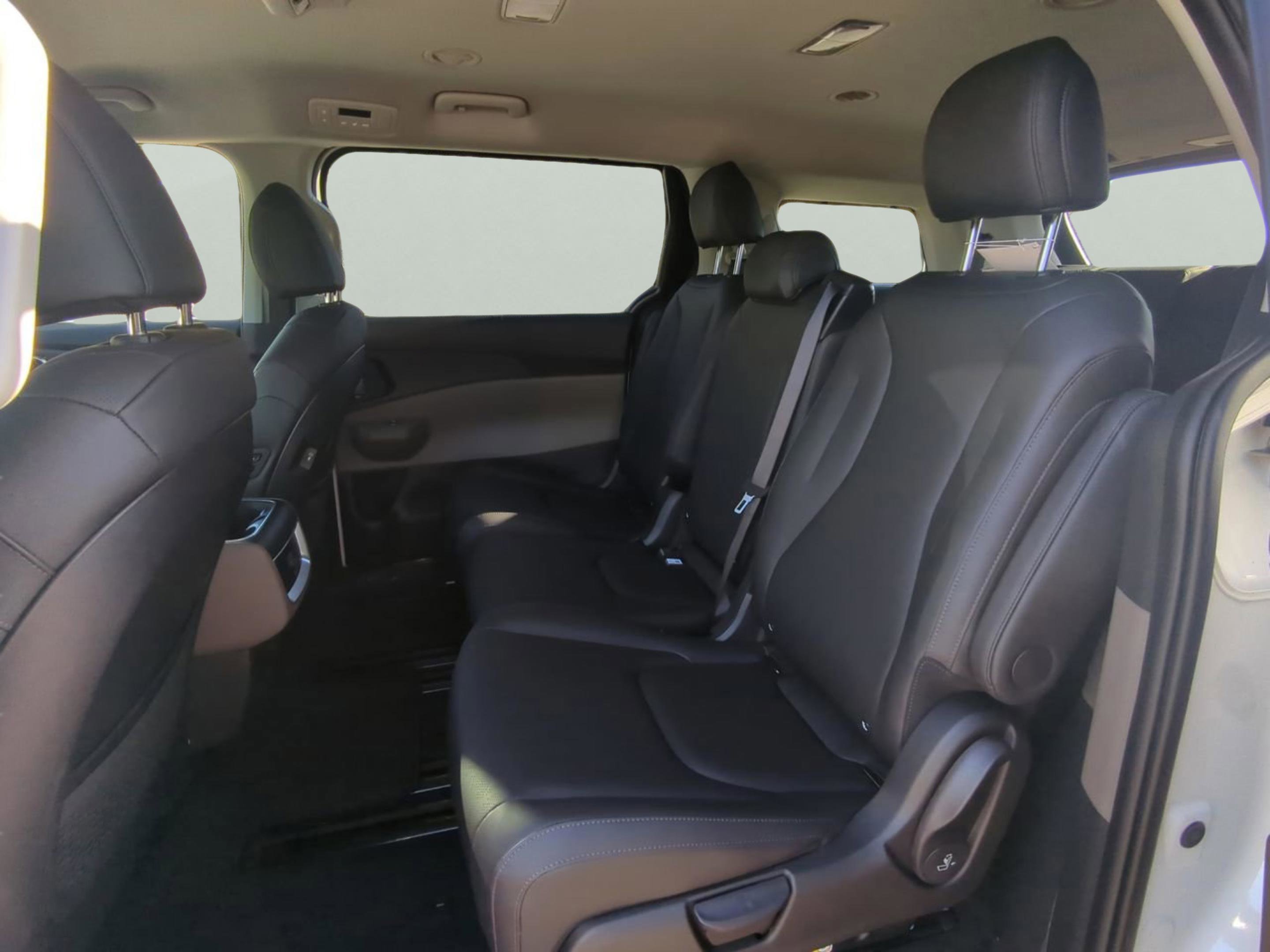 New 2026 Snow White Pearl Kia EX image 17