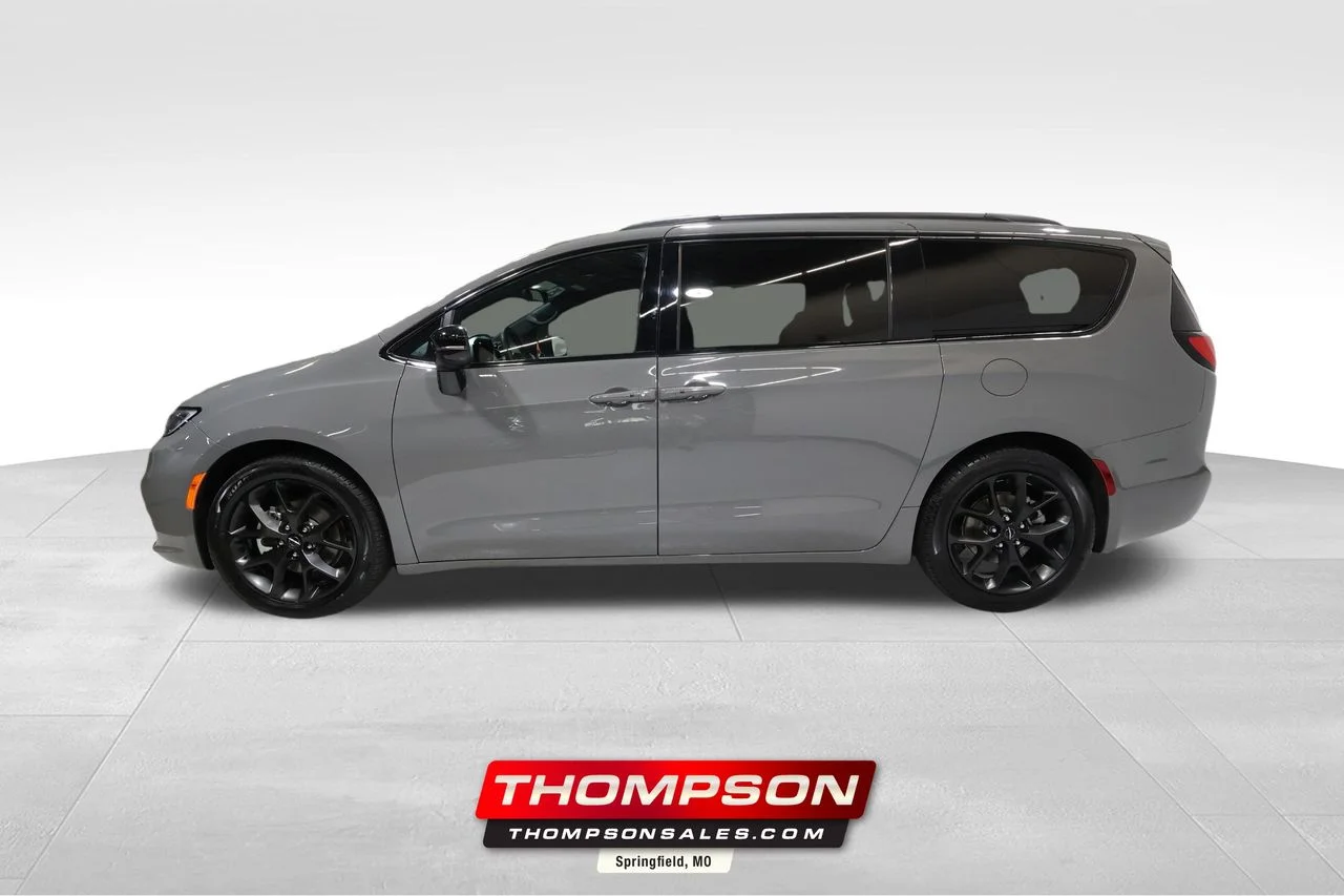 2025 Chrysler Pacifica Limited's photo