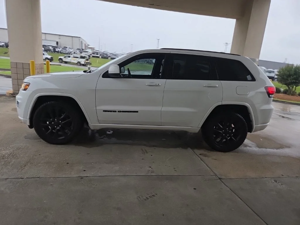 Used 2019 White/off-white Jeep Altitude image 3