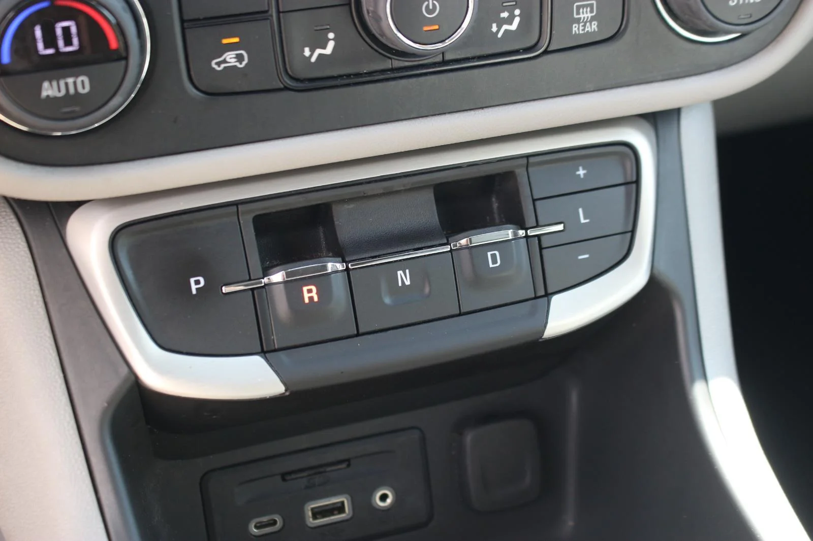 Used 2022 White Frost Tricoat GMC SLT image 30
