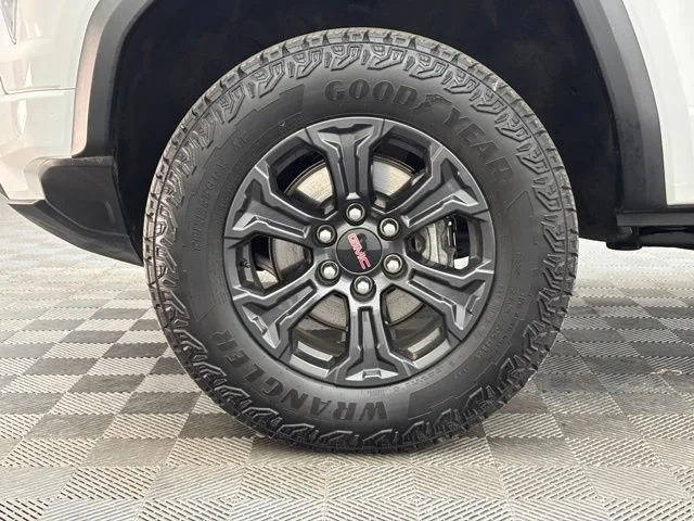 Used 2025 Summit White GMC Elevation image 12